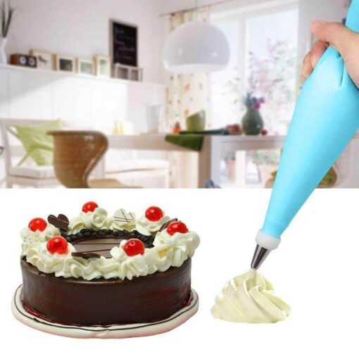 cake decorating bag with nozzles